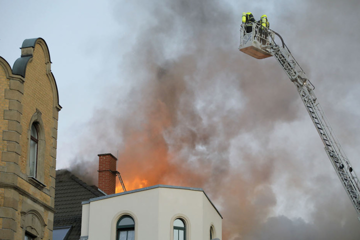 Die Flammen schlugen aus dem Dach als die Feuerwehr eintraf.