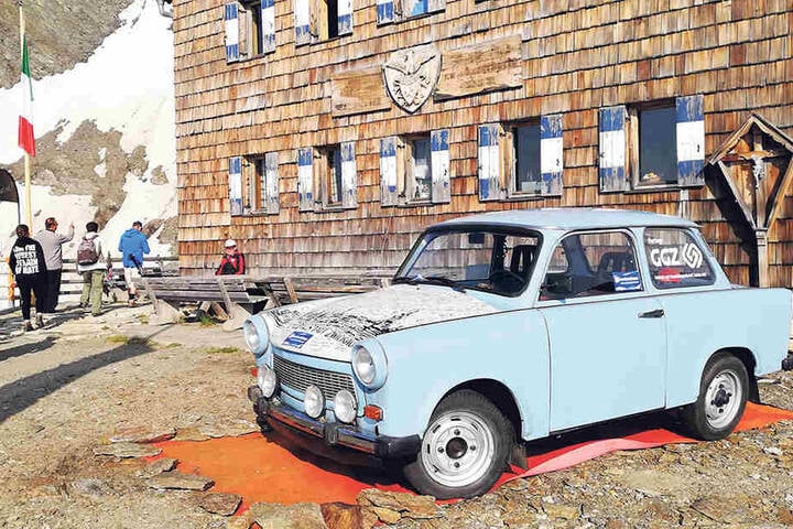 Ein Trabi als Symbol für Zwickau in den Alpen: Die italienische Polizei erteilte ein Knöllchen wegen Falschparkens.
