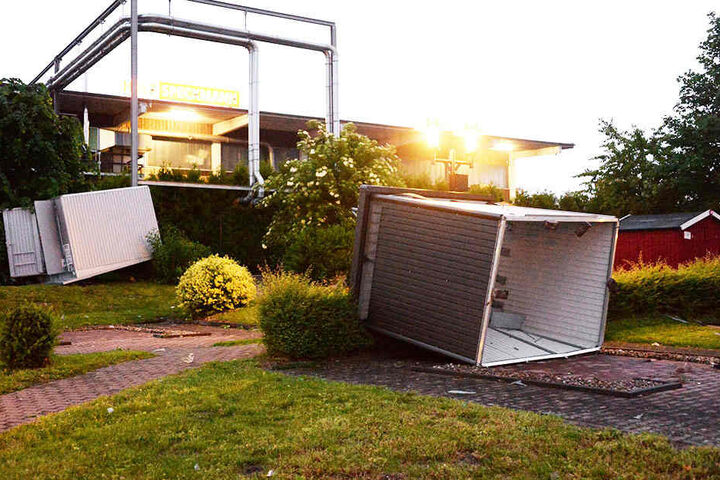 Massive Holzhäuser rissen durch den Sturm aus der Verankerung heraus.