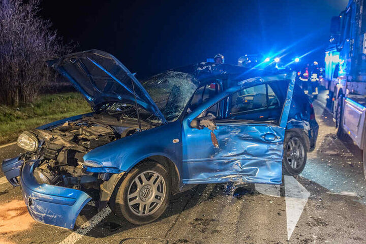 Am VW Golf entstand Totalschaden.