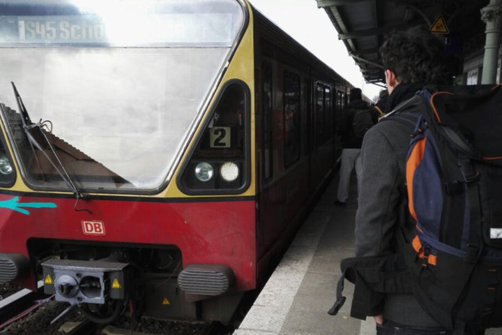 Hurra, der Pendelzug ist endlich da. Nach mehr als 30 Minuten fuhr er endlich in den Bahnhof Schöneweide ein.