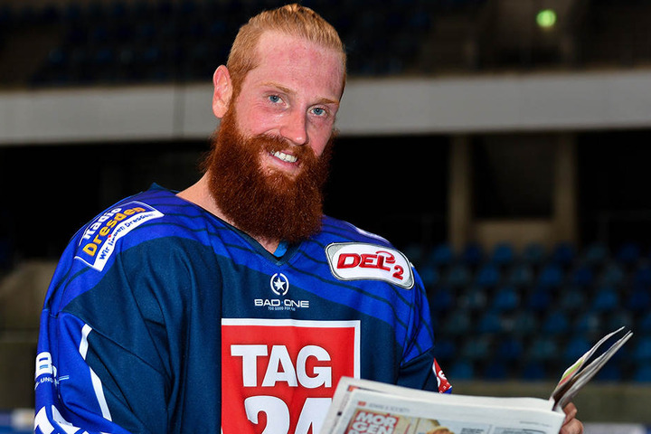Chic! Thomas Pielmeier präsentiert das Vorbereitungs-Trikot. Tag24 ist dafür der Brustsponsor und die Dresdner Morgenpost ziert wie gewohnt die Hose.