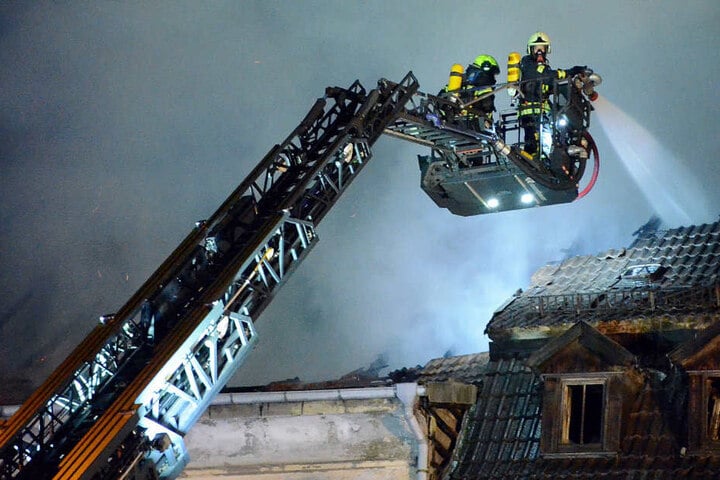 Das Gebäude brannte in der Nacht komplett aus.