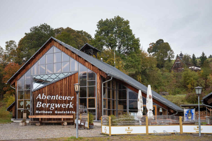 Das Abenteuer-Bergwerk Bernsteinzimmer und die Gaststätte Huthaus ziehen neugierige Besucher ins Erzgebirge.