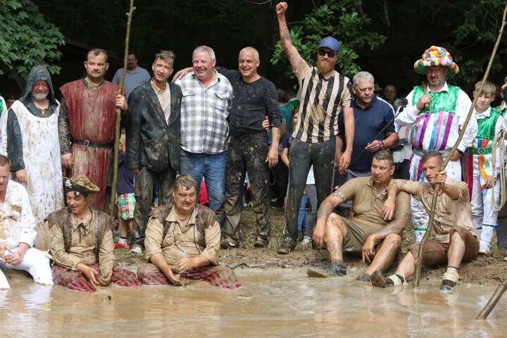 Anschließend ziehen sich auch die Dreckschweine weißen Hemden über und alle ziehen gemeinsam durchs Dorf.