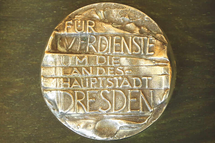 Maximal 25 lebenden Dresdnern wird die Ehrenmedaille verliehen.