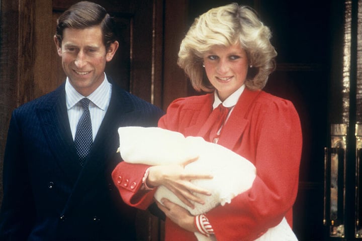 Prinzessin Diana hält ihren Sohn Prinz Harry auf den Armen, als sie mit ihrem Ehemann Prinz Charles das Krankenhaus nach der Geburt am 16.09.1984 verlässt.