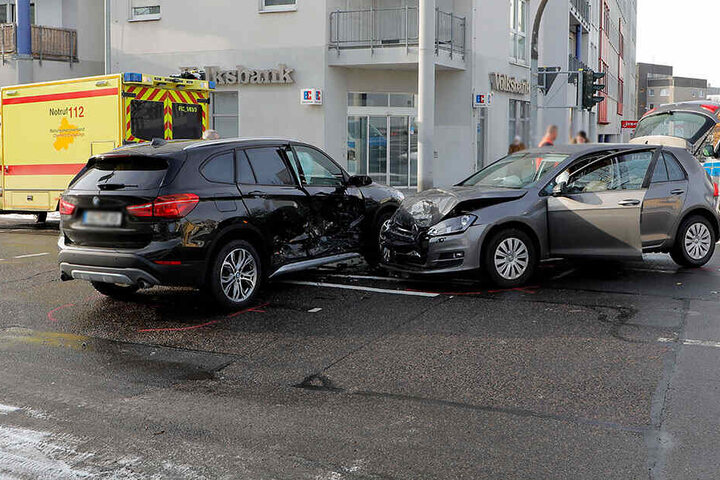 Der VW krachte dem BMW auf der Kreuzung Salz-/Bergstraße in die Seite.