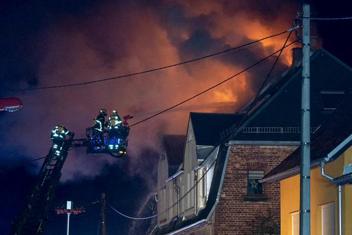 Flammen und dicke Rauchwolken schlugen den Einsatzkräften aus dem Dach entgegen.