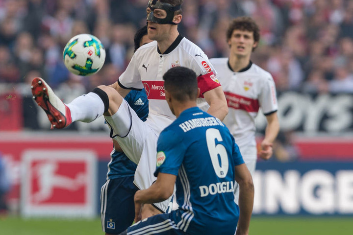 Stuttgarts Christian Gentner (M.) spielt den Ball gegen Hamburgs Douglas Santos.