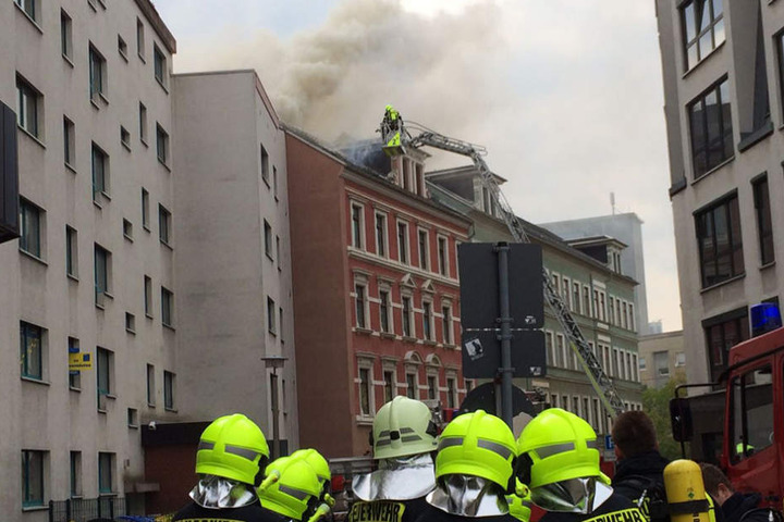 Über eine Drehleiter bekämpften die Kameraden der Feuerwehr den Dachstuhlbrand.