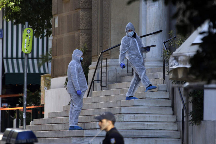 Ein griechischer Polizist und ein Kirchenverwalter wurden bei der Explosion verletzt.