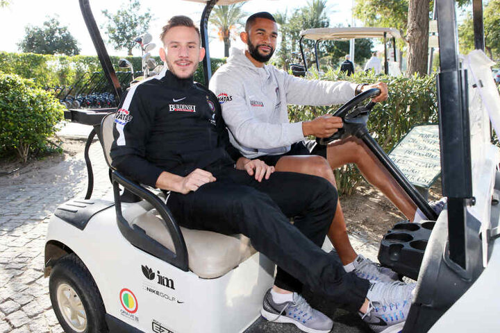 Simon Skarlatidis (l.) ließ sich von Cebio Soukou im Golf-Buggy chauffieren.