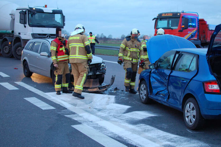 Die Grimmaer Feuerwehrkameraden banden auslaufende Betriebsstoffe.