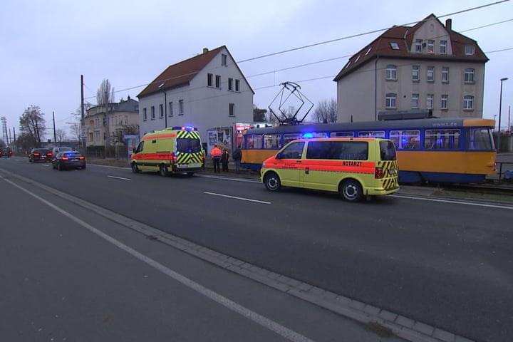 Ein Notarzt behandelte den 55-Jährigen rund eine Stunde intensivmedizinisch, ehe eher in ein Krankenhaus gebracht werden konnte.