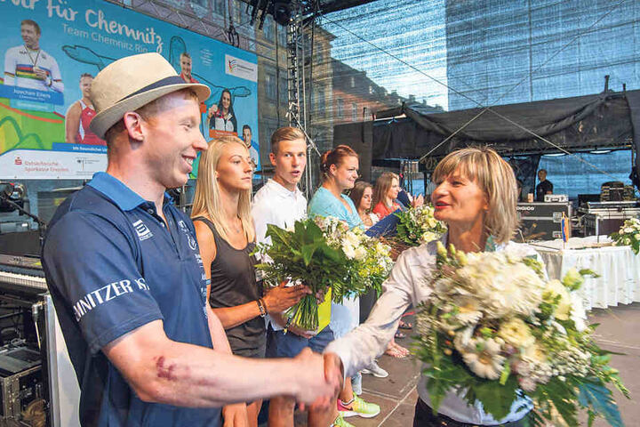 OB Barbara Ludwig (54, SPD, r.) begrüßte Olympia-Radfahrer Joachim Eilers
(26).
