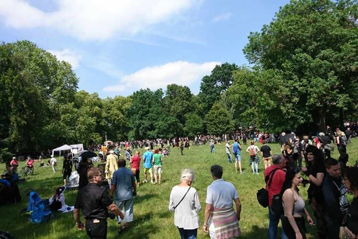 Gegen 14 Uhr strömten die Teilnehmer des Viktorianischen Picknick in den Clara-Zetkin-Park.