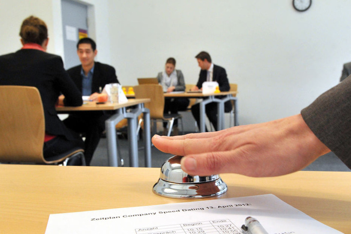 Beim Speed-Dating lernen sich Anbieter und Interessenten binnen weniger Minuten kennen.