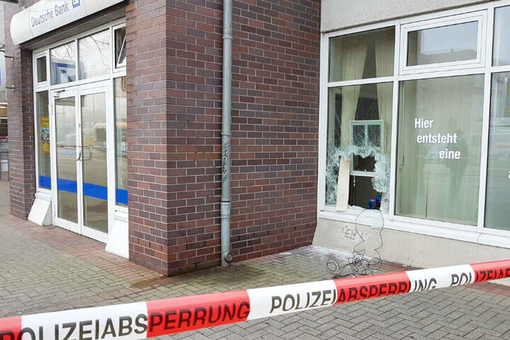 Glücklicherweise steht das Gebäude in der Essener Straße sonst leer, sodass niemand verletzt wurde.