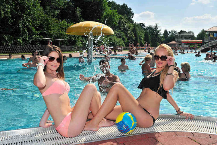Carolin und Pia genießen den Spätsommer im Freibad Gablenz.