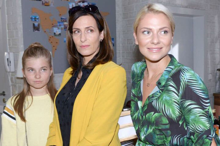 Sowohl Johanna, Katrin als auch Sunny sind von Nihat Anblick angetan.