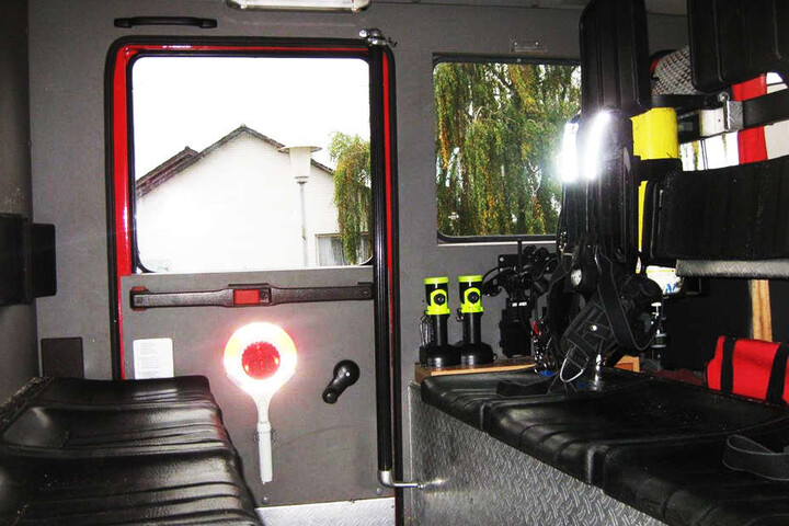 Ganze neun Leute passen in den Wagen hinein. Aktuell noch mit allen nötigen Geräten ausgestattet.