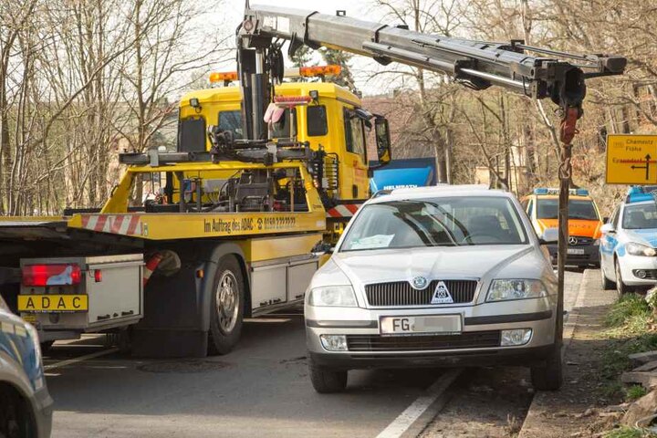 Mit seinem Kranwagen hob ADAC-Fahrer Michael Barth im Flöhaer Ortsteil Falkenau
den Skoda vom Verletzten herunter
