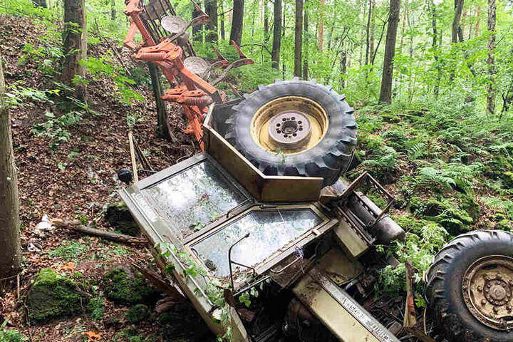 Der Traktor samt Grubber stürzte 15 Meter in die Tiefe und blieb auf der Seite liegen.