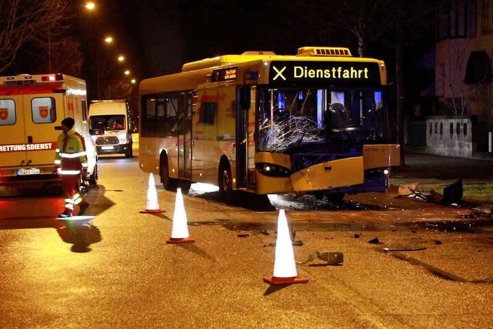 Der Busfahrer sowie der Beifahrer im VW wurden verletzt.
