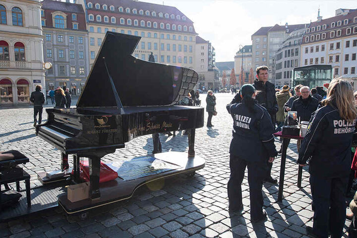 Der Musiker wird auf dem Neumarkt regelmäßig vom Ordnungsamt
kontrolliert.