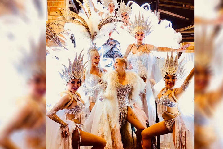 Ist nicht zu übersehen: Melanie (Mitte) hat viel Spaß im Glitzerkostüm von und mit Zoras Revue-Ensemble.