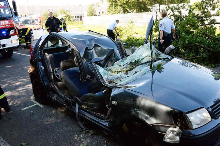 Nachdem der Baum zerschnitten wurde, wurden die beiden Personen mit schweren Verletzungen aus dem Wrack befreit.