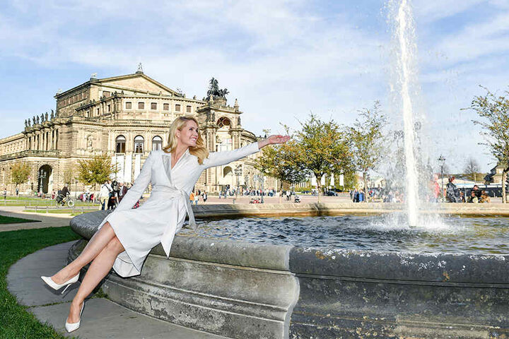 Judith Rakers am Springbrunnen vor der Semperoper in Dresden.