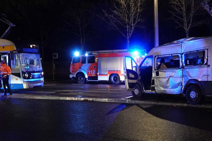 Sowohl die linke Transporterseite als auch die Frontscheibe der Tram wurden bei dem Unfall schwer beschädigt.