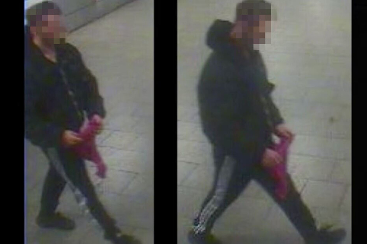 Einer der Männer wurde von der Kamera aufgenommen, bevor er seine Maskierung aufsetzte.