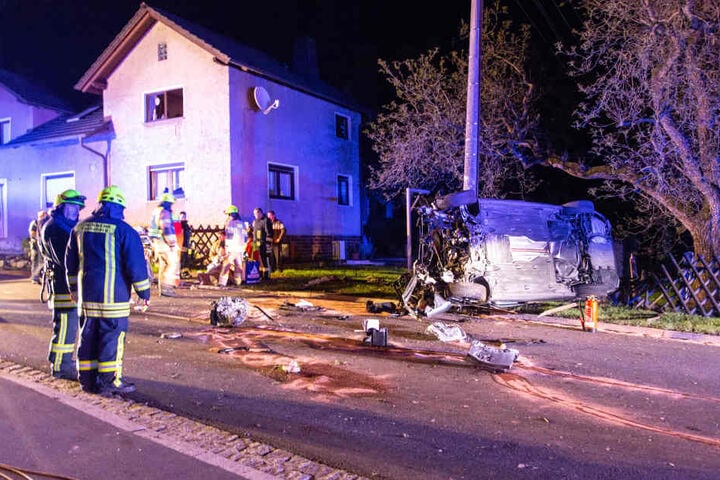Das Auto kam in einer Rechtskurve von der Fahrbahn ab und knallte gegen einen Betonpfeiler.