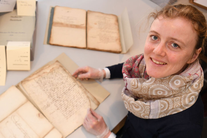 Gudrun Kühl restauriert die Akten der Buxtehuder Hexenprozessen zwischen 1540 und 1644.