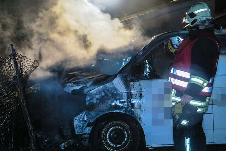 Die komplette Front stand in Flammen, als die Feuerwehr eintraf.