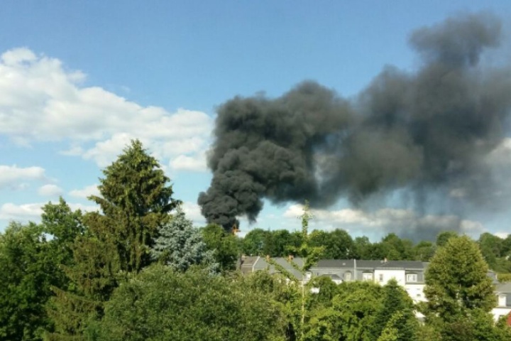 Bei Bauarbeiten soll ein Dach Feuer gefangen haben.