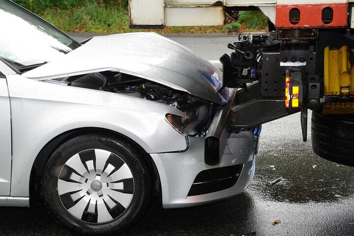 Der Motorhaube des Audi wurde komplett eingedrückt.