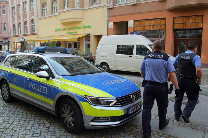 Der Mehrfamilienhaus an der Karl-Marx-Straße am Tag danach. Im dritten Geschoss (unterhalb Balkonbrüstung) geschah das fürchterliche Verbrechen.