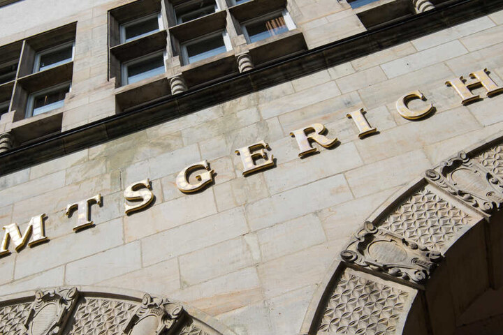 Der Schriftzug "Amtsgericht" prangt über dem Haupteingang in Hamburg-Altona.