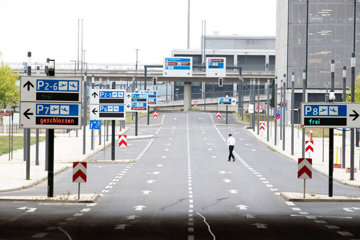 Eine fast menschenleere Straße zum Hauptterminal am BER. Die Parkhäuser 7 (links) und 8 sind für die Dynamo-Fans aber offen.