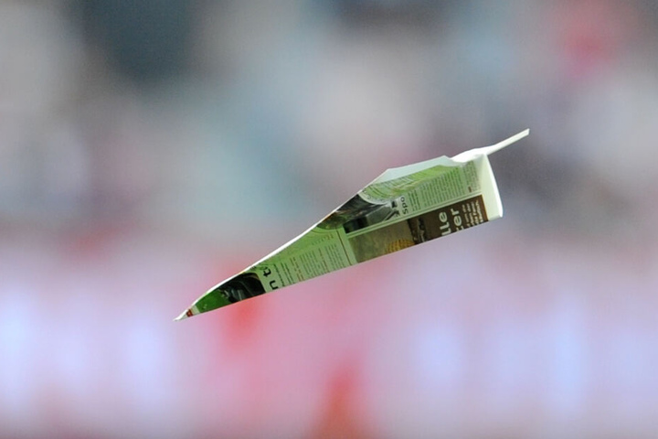 Der Frau wird vorgeworfen, das Werfen von Papierfliegern trotz Verbots erlaubt zu haben. (Symbolbild)