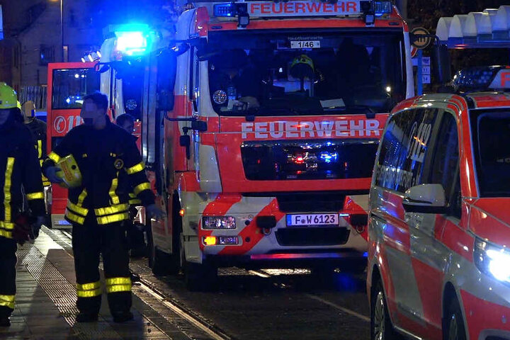 Auch Straßenbahnschienen bei der Ostendstraße wurden infolge des Unfalls von den Rettungskräften blockiert.