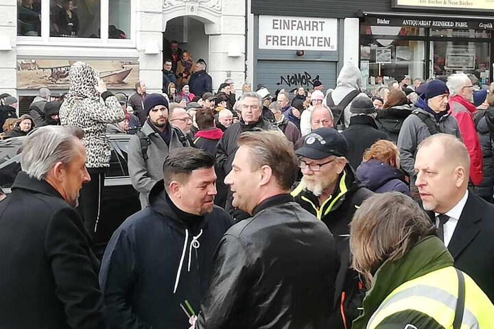 Tim Mälzer erscheint zur Trauerfeier seines Freundes.