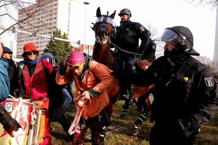 Polizisten greifen gegen Demonstranten durch