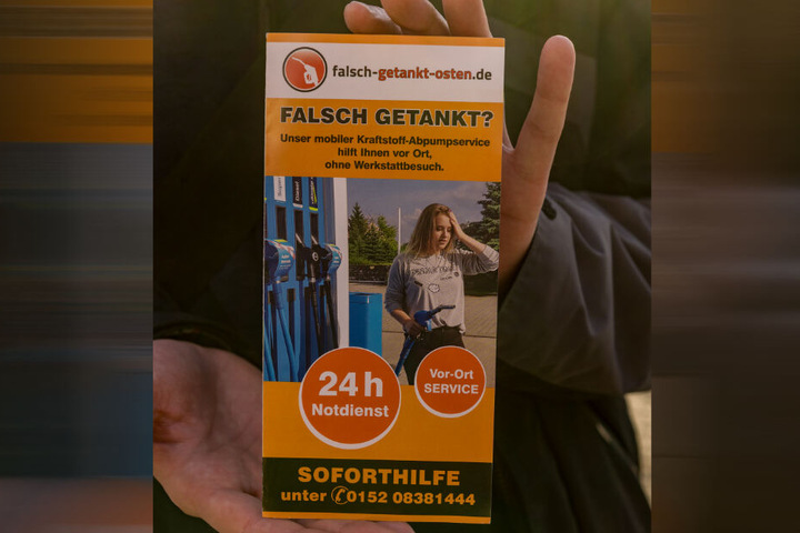 Mit diesen Flyern wirbt eine Notdienst-Firma an Tankstellen für Soforthilfe.