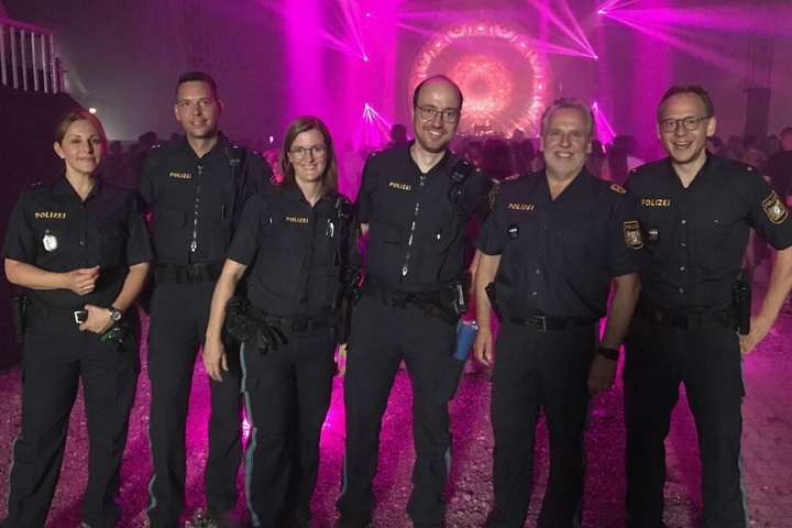 Polizeioberkommissarin Fiona Schwarzbraun, Polizeioberkommissar Simon Irger, Kriminaloberkommissarin Veronika Reitschuh, Polizeirat Mario Huber, Polizeipräsident Robert Kopp, Kriminalrat Michael Sitzberger auf dem Echelon Festival.