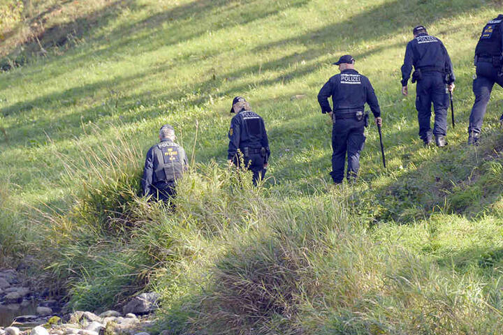 Die Polizei durchsucht die Umgebung des Tatorts nach Hinweisen.